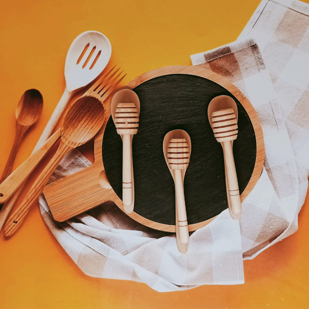 

Suhita Set Sendok Kayu & Adukan Madu / Wooden Honey Dripper / Souvenir Sendok Madu Kayu