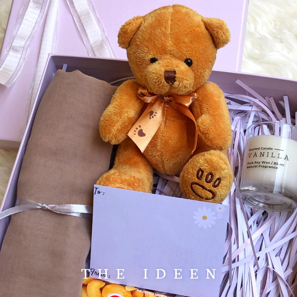 THE IDEEN - 010-02 | HAMPERS SOFT PINK CEWEK HIJAB SEGIEMPAT TEDDY BEAR FREE KARTU UCAPAN | GIFT SET HARD BOX PREMIUM | KADO HARI GURU WISUDA GRADUATION ANNIVERSARY PERNIKAHAN ULANG TAHUN | BINGKISAN PARSEL SOUVENIR HADIAH WEDDING LEBARAN IDUL ADHA