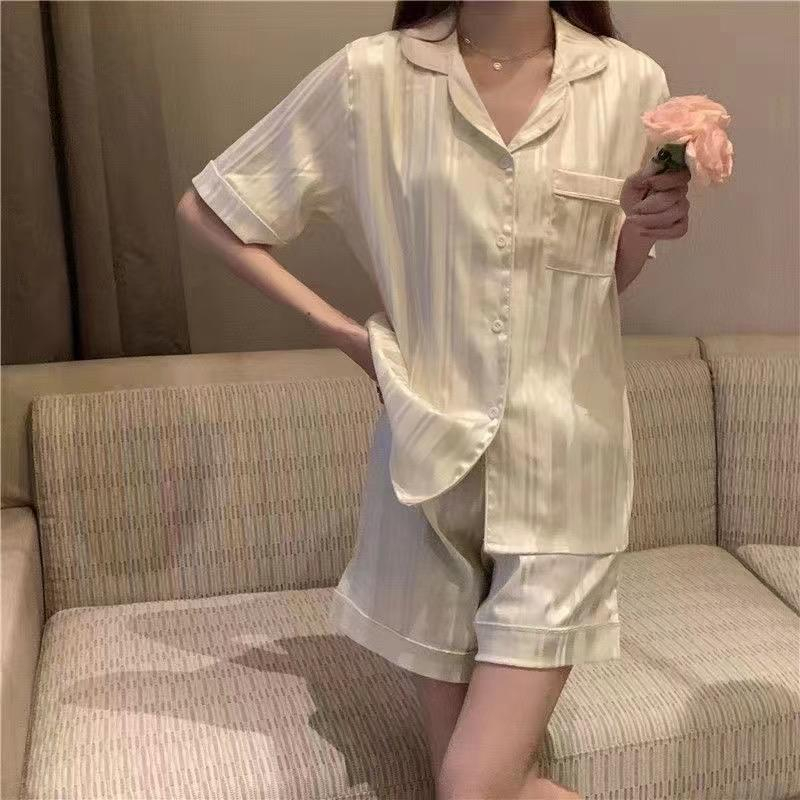 009 Luxury Sleepwear Kelas Atas Piyama Satin Lengan Pendek Celana Pendek Kerah Motif Garis Kancing Hidup Bahan Satin High Quality Piyama Import/ Baju Tidur Import / Baju Tidur Murah / Piyama Set / Baju Tidur Set