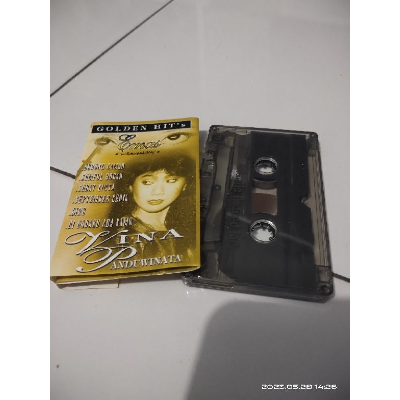 kaset pita vina panduwinata / golden hits