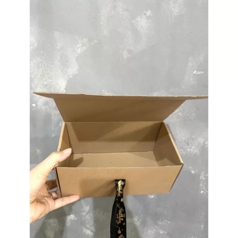 

box kado corrugated kunci pita size 22×11.5×10 cocok untuk kado/hampers