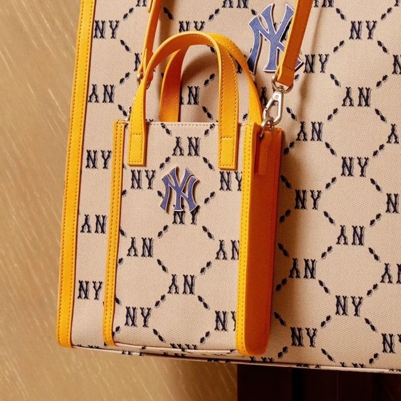 M*LB Dia Mono Jacquard Phone Pouch Boston Red Sox / New York Yankees UNISEX untuk pria wanita