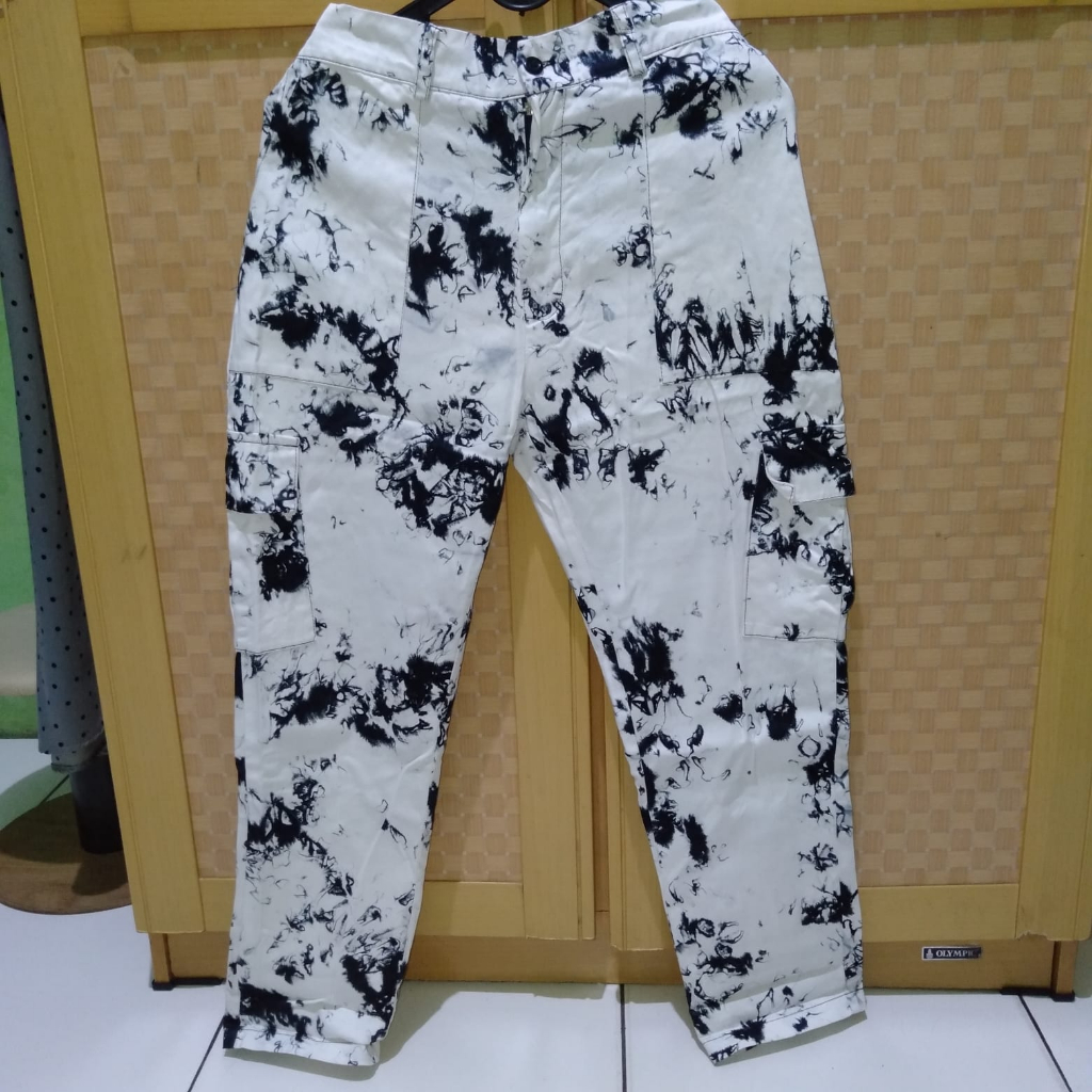 celana cargo abstrak tie dye white n black (PRELOVED)