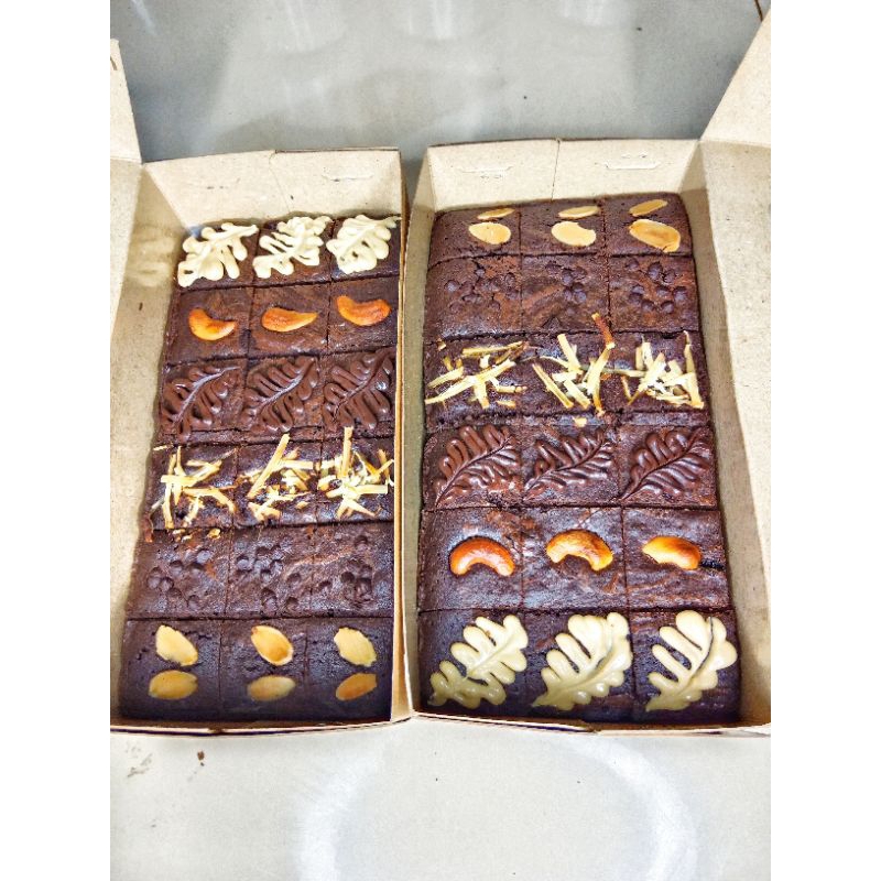 

Brownies box full toping 10x20cm/ Brownies panggang/Brownies sekat