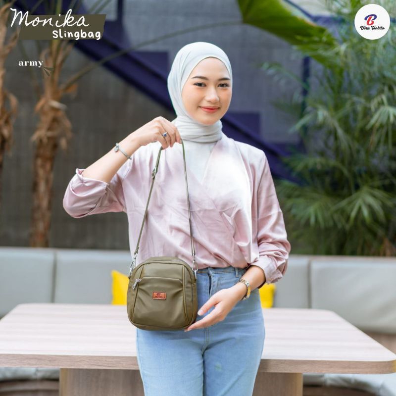 Biru Tsabita, Monika Tas Slempang Chocoly Anti Air