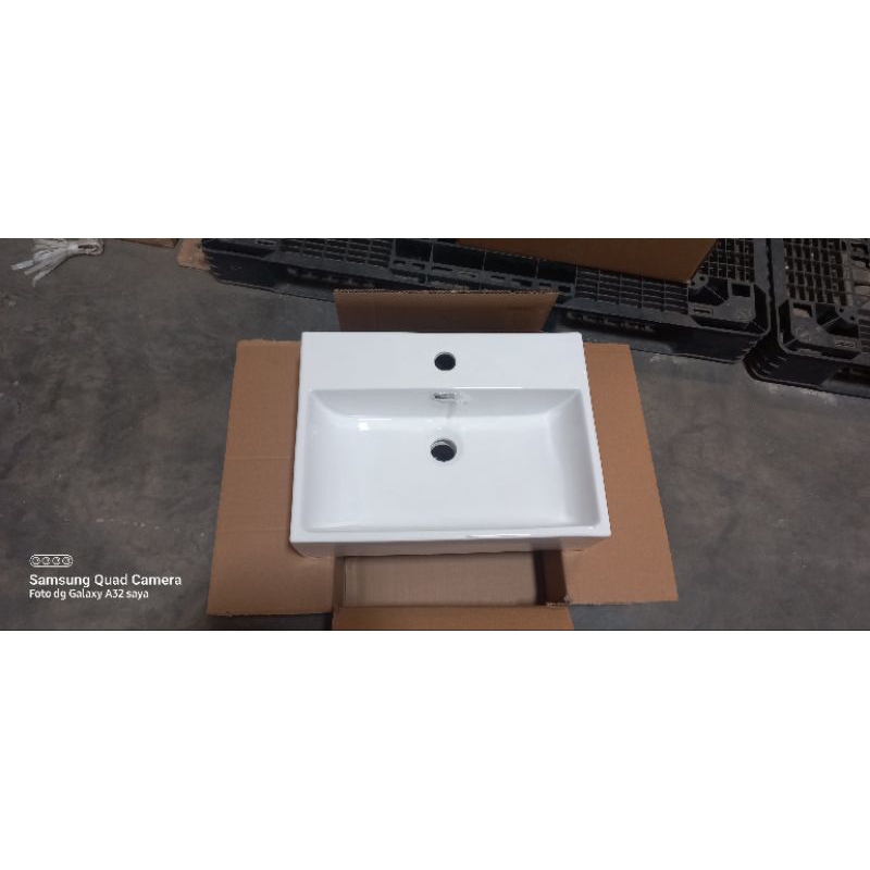 wastafel keramik kotak model toto