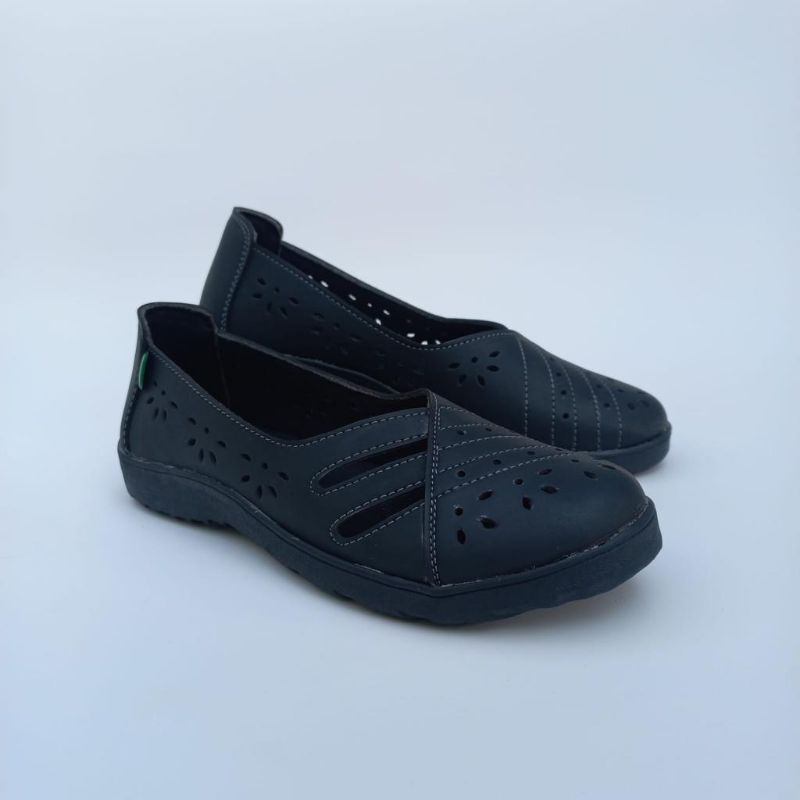 sepatu sekolah wanita hitam  sneakers hitam polos. SP new