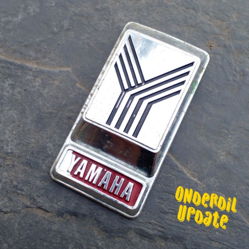 Emblem cover panel dasi motor Yamaha V80 Super Deluxe Robot Original