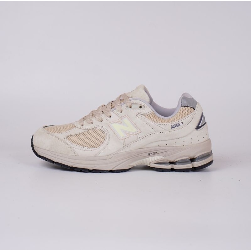 Sepatu New Balance 2002R Aluminium Beige