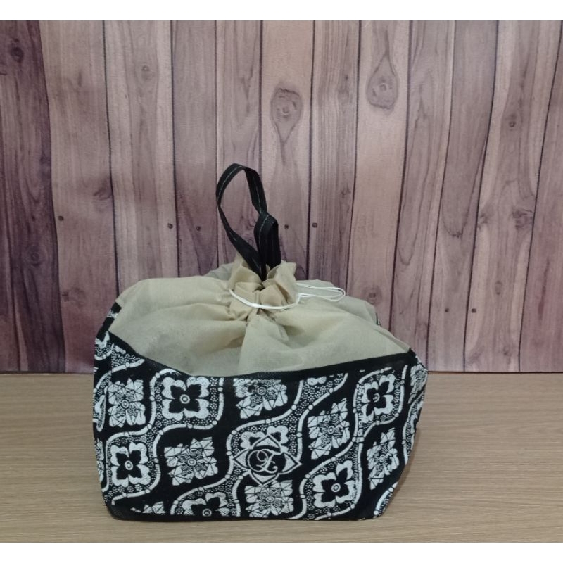 

Tas Goodie Bag Spundbond tas berkatan kota nasi tas hajatan dus nasi 20x20 serut motif tipis 30x22x22