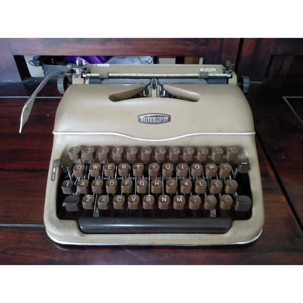 Mesin tik ketik Triumph Norm antik jadul kuno