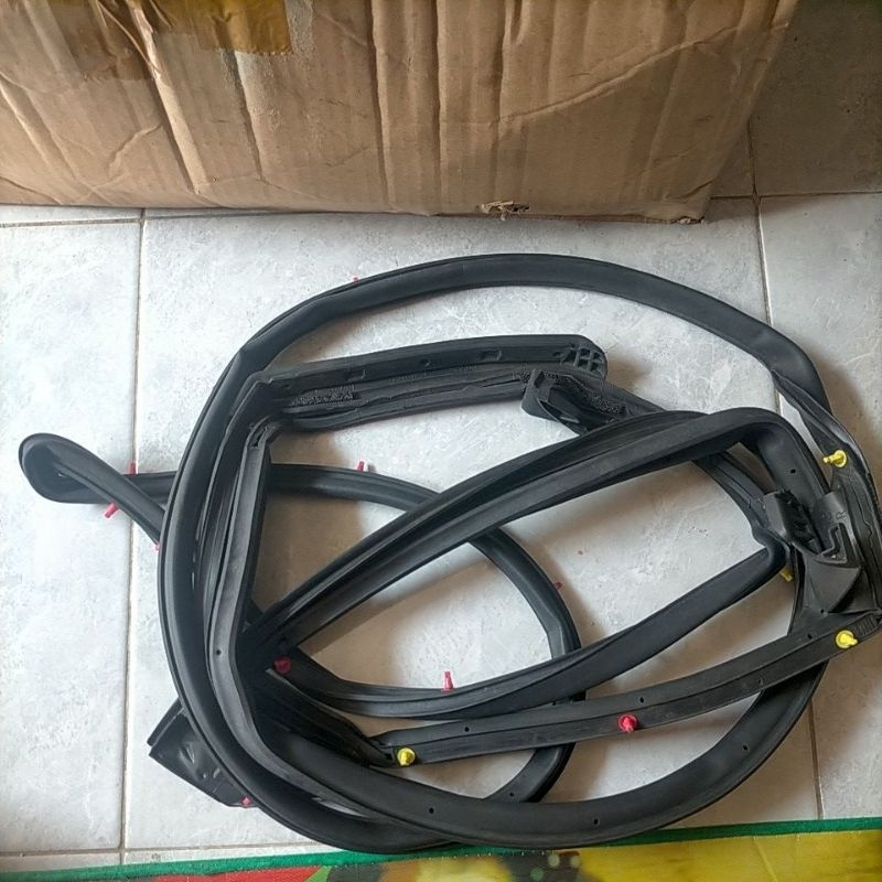 karet balon pintu mobil Vios Yaris TRD bagian depan original hrg satuan atau per pcs