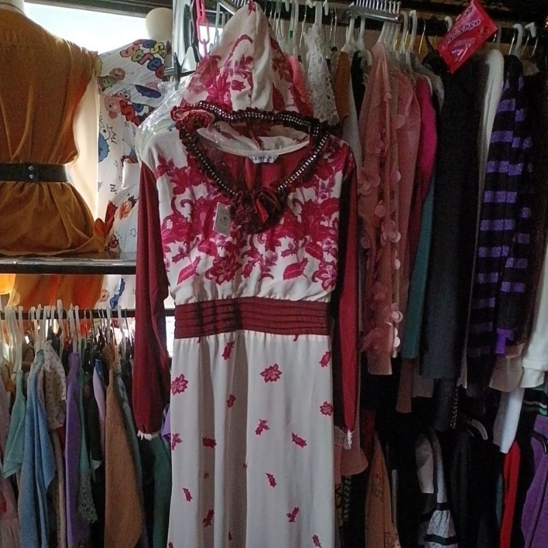 PL gamis ada hoddie ada Payet motif bunga warna maroon.Ld 100 PJ 129