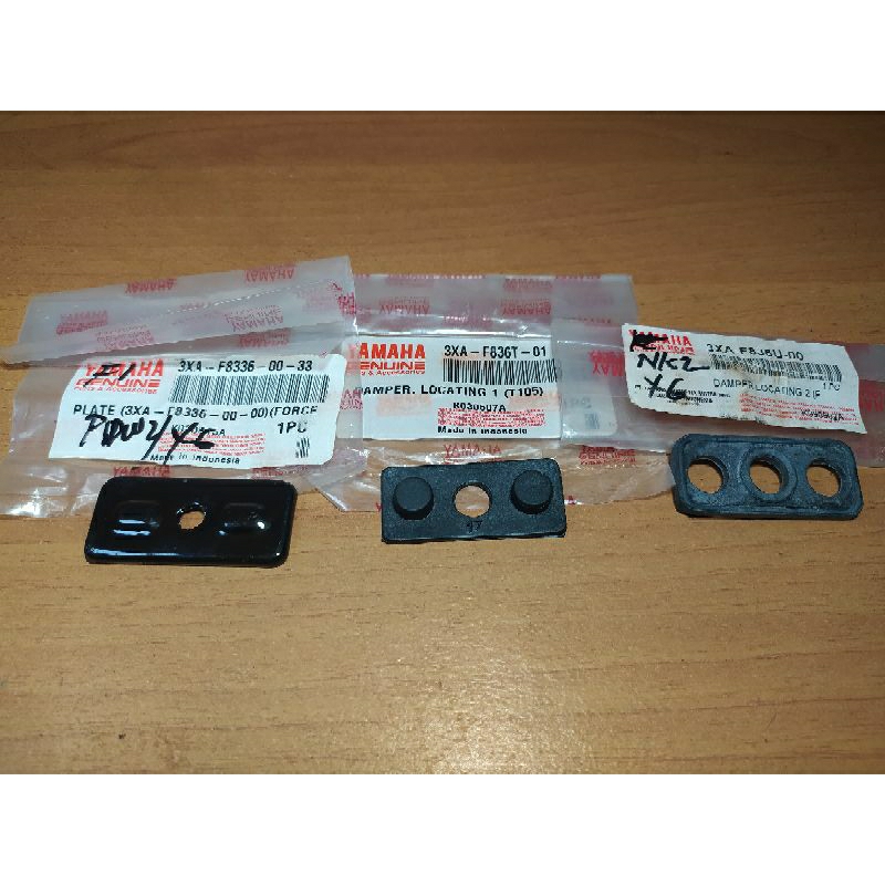 Plat Dan karet Kuncian Legshield tengah sayap tengah Yamaha F1Z FORCE 1 original baru