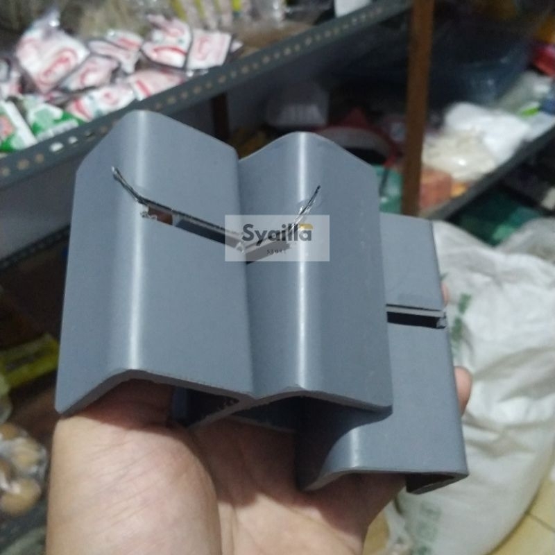 PENGUPAS/KEROKAN KULIT ARI KELAPA TUA