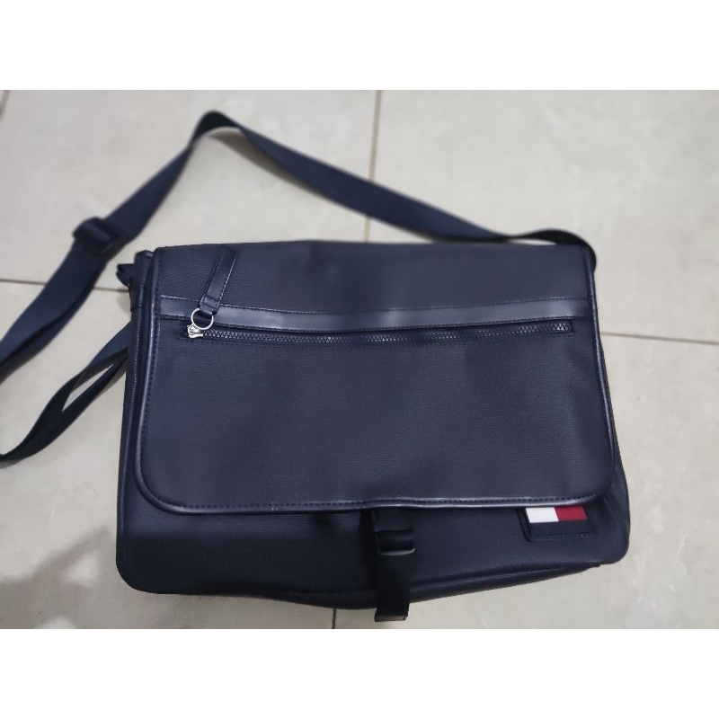 Tas selempang Tommy