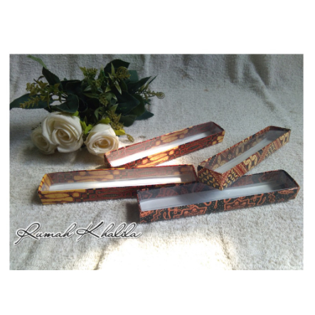 

PRODUSEN!!! Grosir Eceran Buatan sendiri Kotak Sovenir Souvenir Mika Kotak Kado Batik Panjang Plus Tutup Mika Murah Laris 18x3x2 cm - Paling Diminati