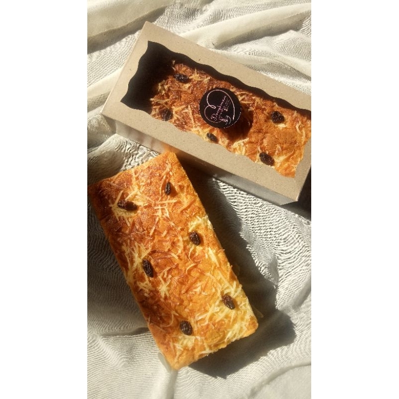 

Cake Tape Topping keju, almond dan kismis
