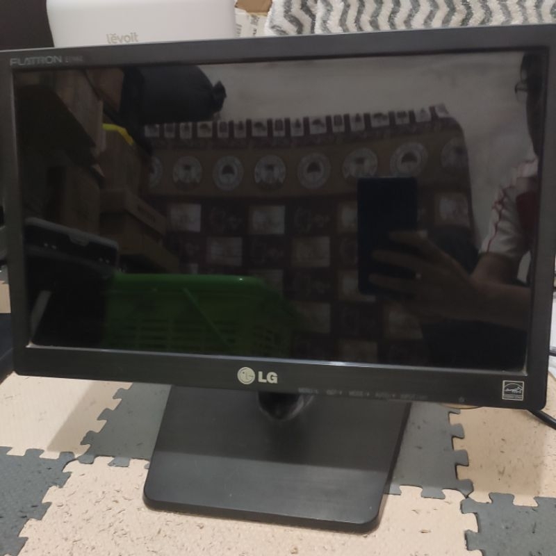 Monitor 16 Inchi Wide LG E1642CA + Adaptor Power & Kabel  VGA