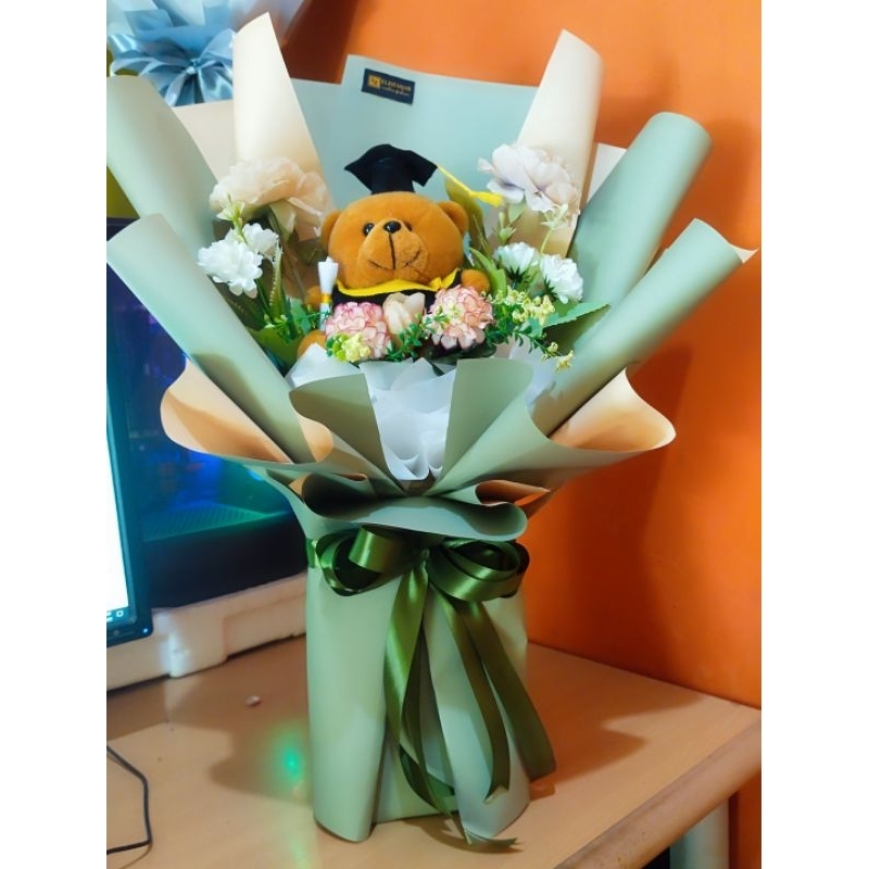 Buket wisuda boneka plus bunga cellopane