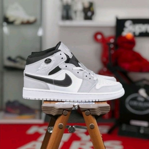 Nike Air Jordan 1 Mid &quot;Light Smoke Grey/White-Anthracite&quot;