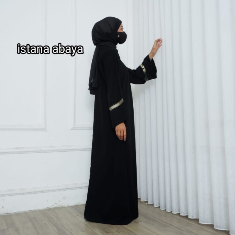 abaya gaun umbrella dg aksen mata blink2 ditangan dipadu pita emas nagita cantik Kak