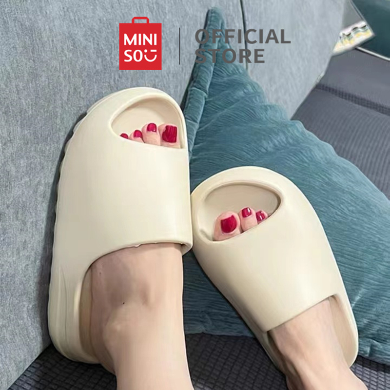 MINISO Sandal Wanita dan Pria EVA Flat Sandals Sandal Tebal Empuk Sendal Wanita Kekinian Kelapa Klas