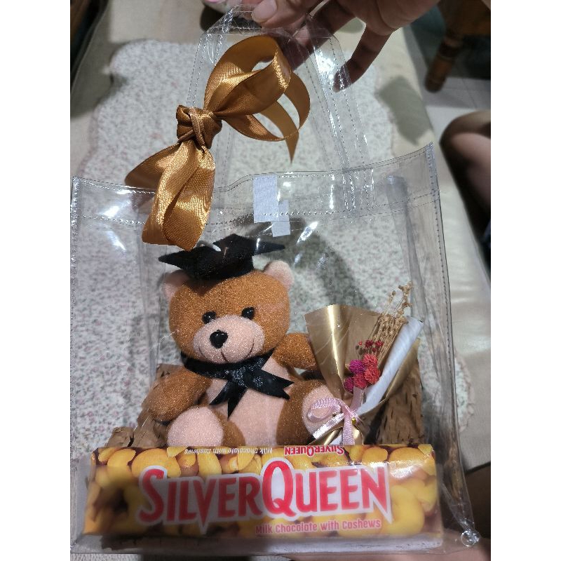 

hamper boneka wisuda silver queen 58gr