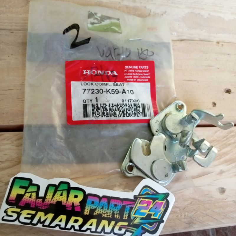 77230-K59-A10 ENGSEL LAWAN KUNCI JOK SADEL VARIO 125 150 2015-2018 GENIO BEAT NEW K1A AHM