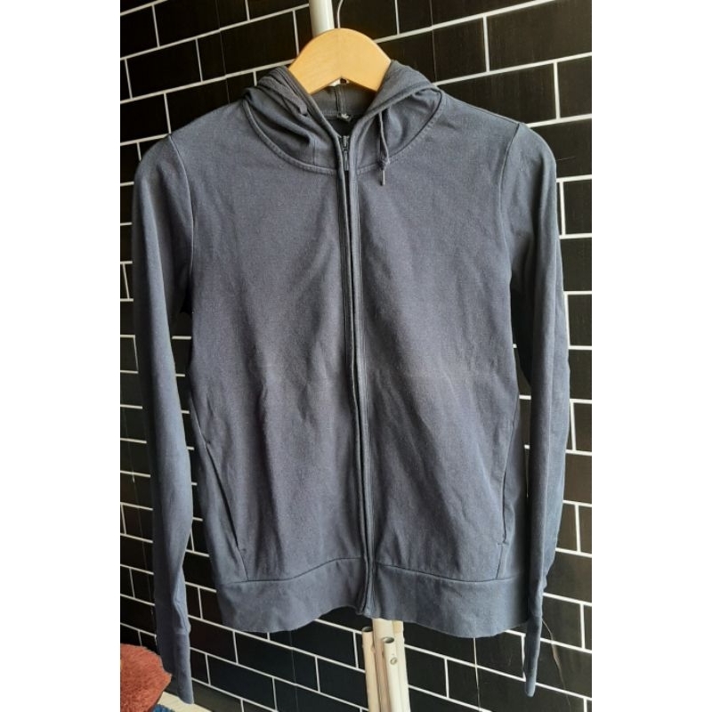JACKET UNIQLO SECOND ORIGINAL WANITA OLAHRAGA SIZE M NAVY