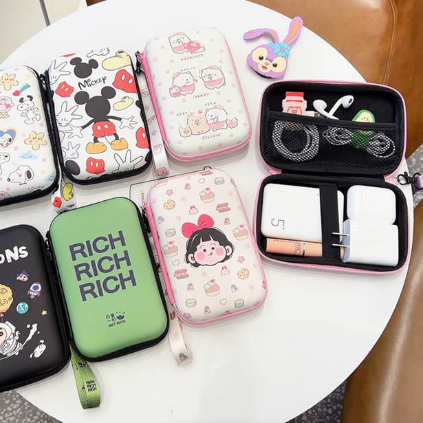 Pouch Bag Dompet Koin Uang Charger Kabel Headset Kartu Kunci Makeup Make up Kosmetik Coin Purse Tas Travel Organizer Portable Multifungsi Serbaguna Waterproof Lucu Gambar Karakter Kartun Cartoon Lotso Snoopy Hello Kitty Mickey Maruko Melody Unicorn Pooh