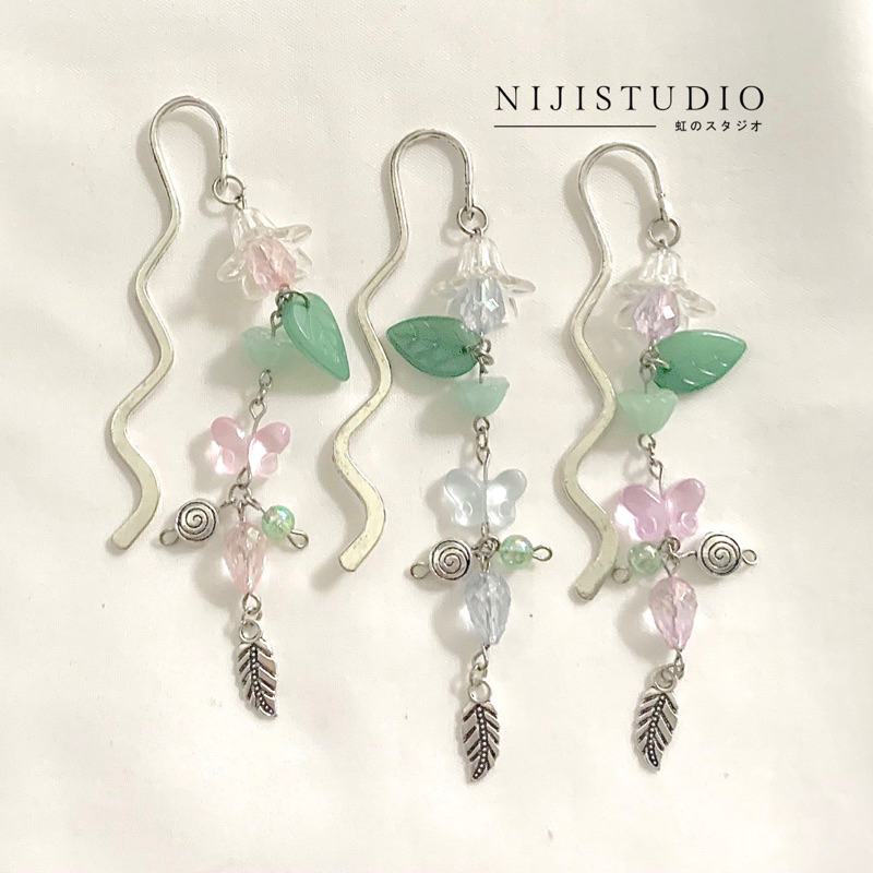 

lily of the valley coquette beads bookmark ‎♡₊˚ ・₊✧ | penanda buku