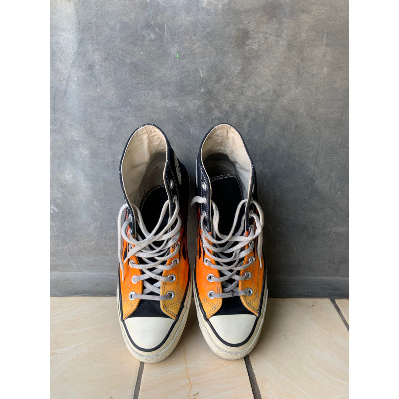 sepatu converse flame