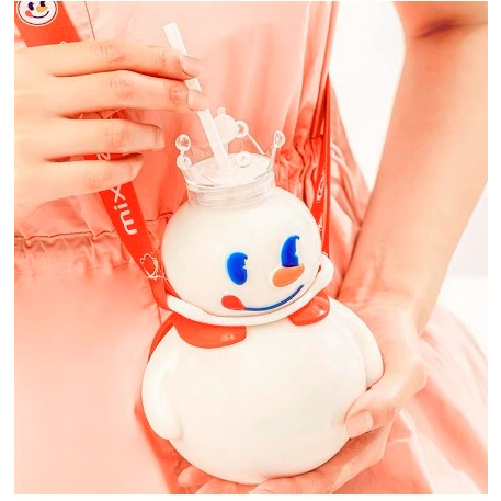 DHIO - Botol Minum Mixue Snow King Viral 700ml FREE Tali / Wadah Tempat Penyimpanan Air Bentuk Boneka Salju Unik Lucu Bottle Tumbler Plastic Transparan Untuk Souvenir Kado Hadiah Ulang Tahun Anak Milk Tea Susu