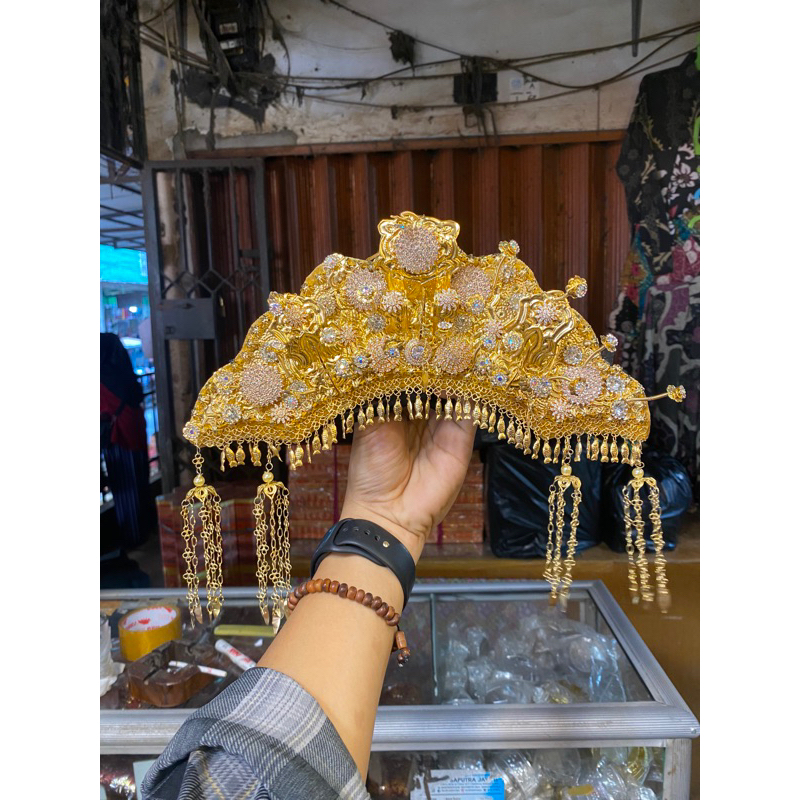 mahkota sepuh emas