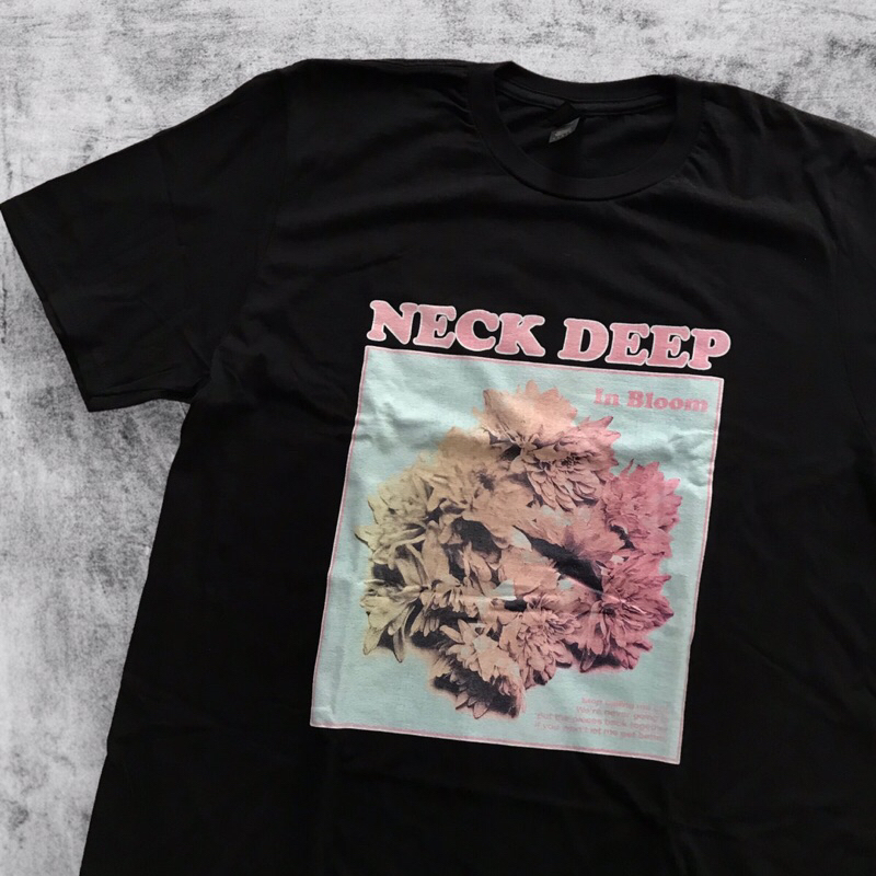 T-Shirt Neck Deep - In Bloom
