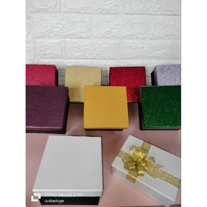 

kotak kado 12x12x8 berpita / polos