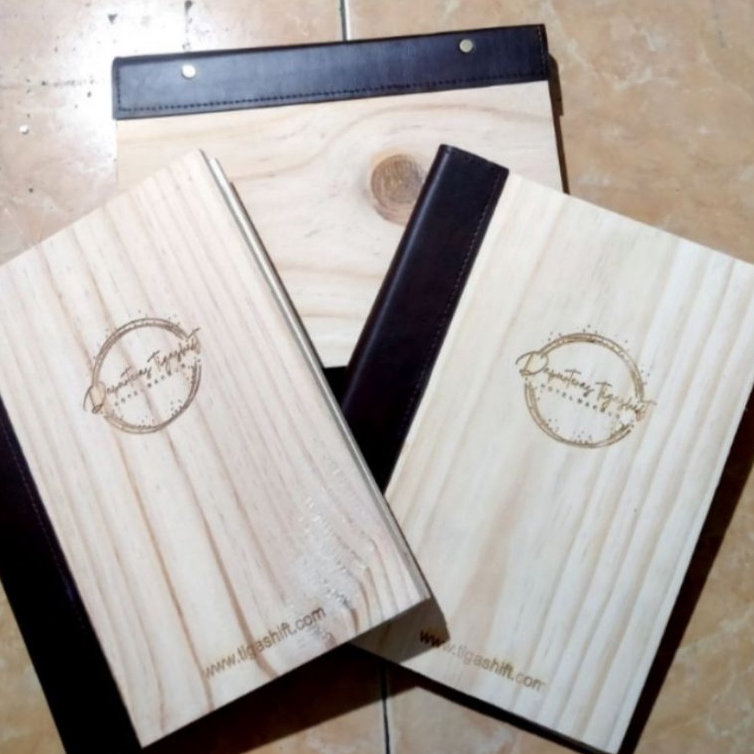 

BUKU MENU BAHAN KAYU - COSTOM LOGO GRAFIR