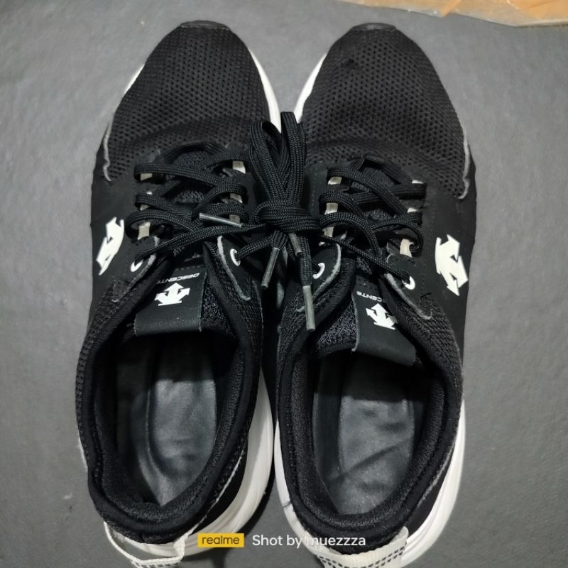 sepatu running Descente