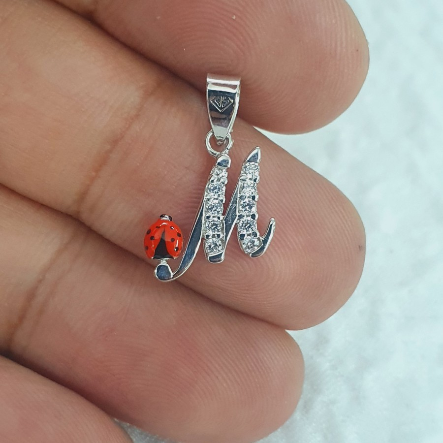 liontin anak hutuf M ad mata variasi cat emas 75% 750 75 % 17k