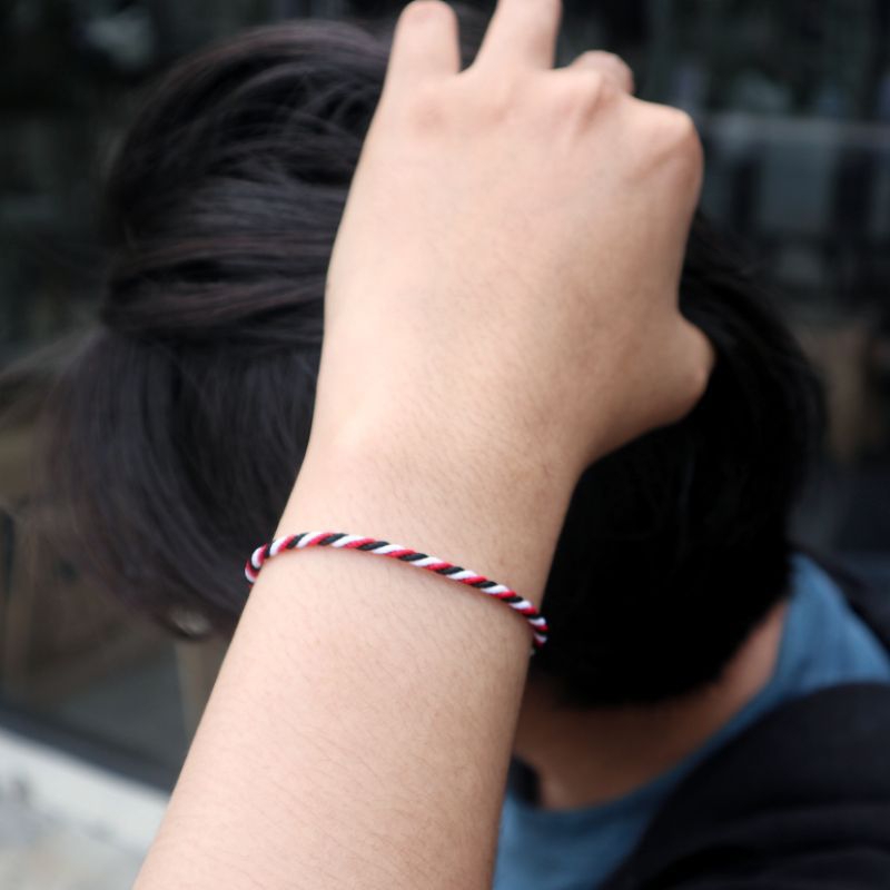 gelang tridatu tiga warna original dari bali sudah ada mantranya om mani padme hum gelang spiritual gelang keberuntungan gelang pembuka aura dan penarik rezeki untuk hindu dan non hindu gelang tridatu unik tali serut tali split adjustable simple