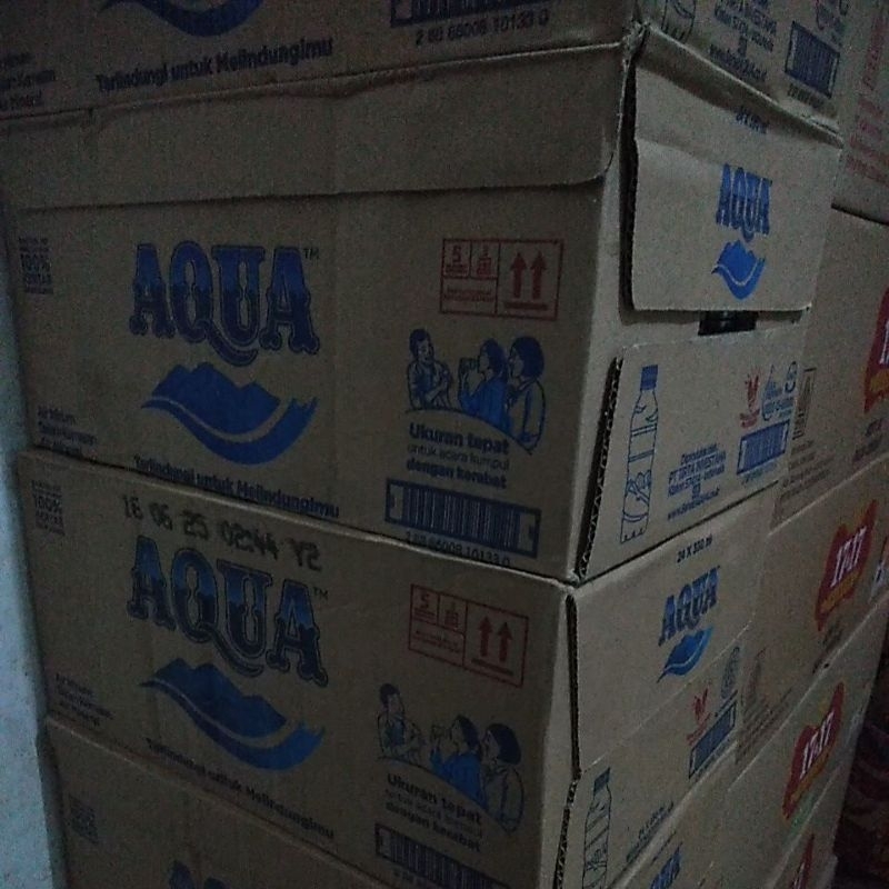 

Air Mineral Aqua Botol 330ml