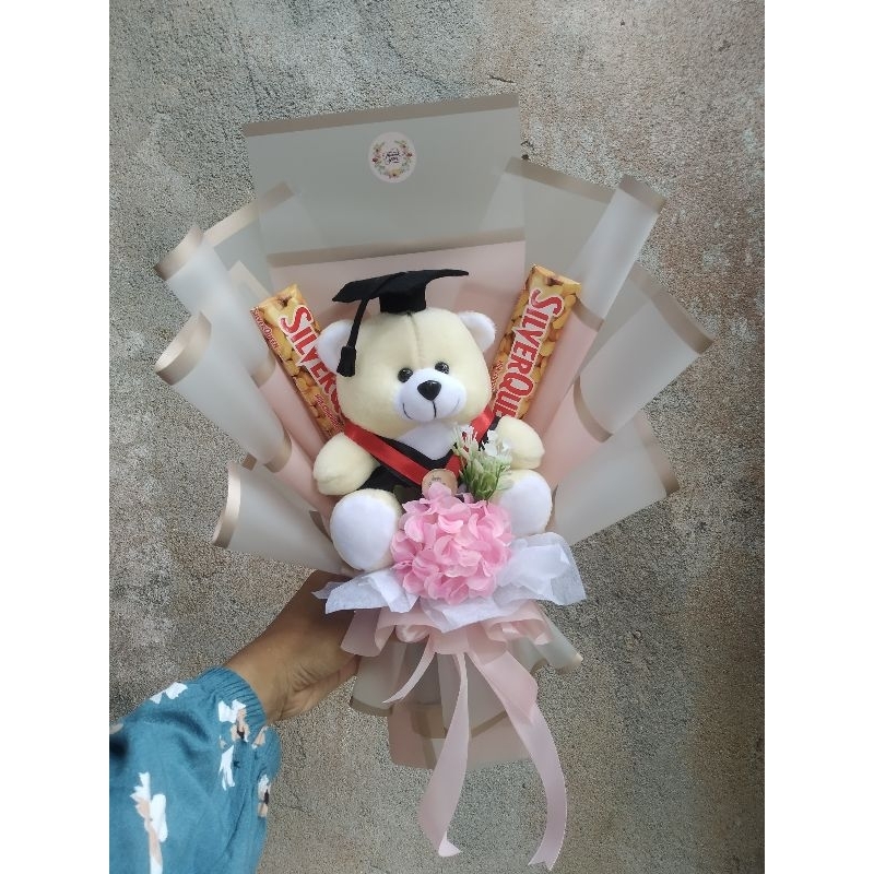 

BUKET BONEKA SILVER QUEEN