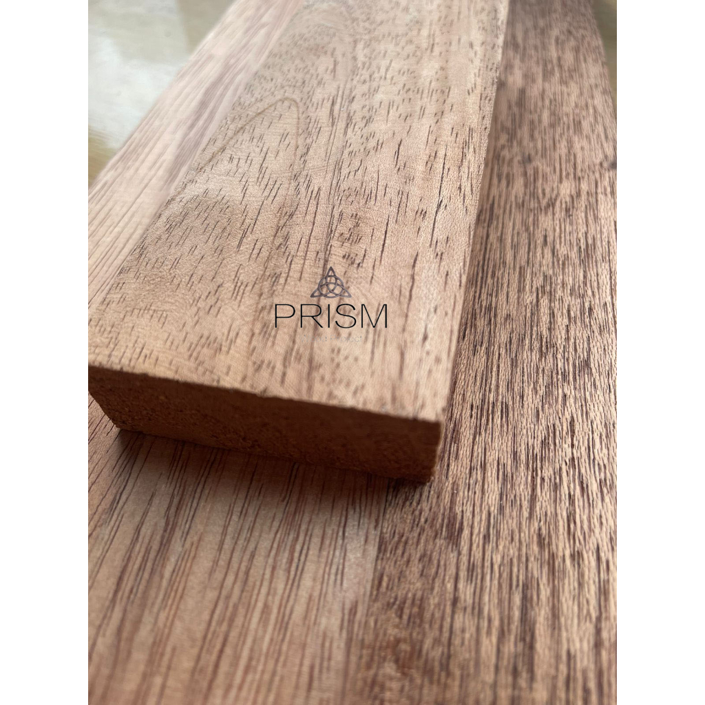 Papan kayu palapi meranti merah polos ukuran 3x7x55 Cm
