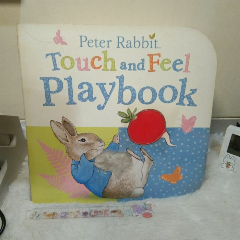 Buku anak boardbook Peter Rabbit TOUCH AND FEEL PLAYBOOK