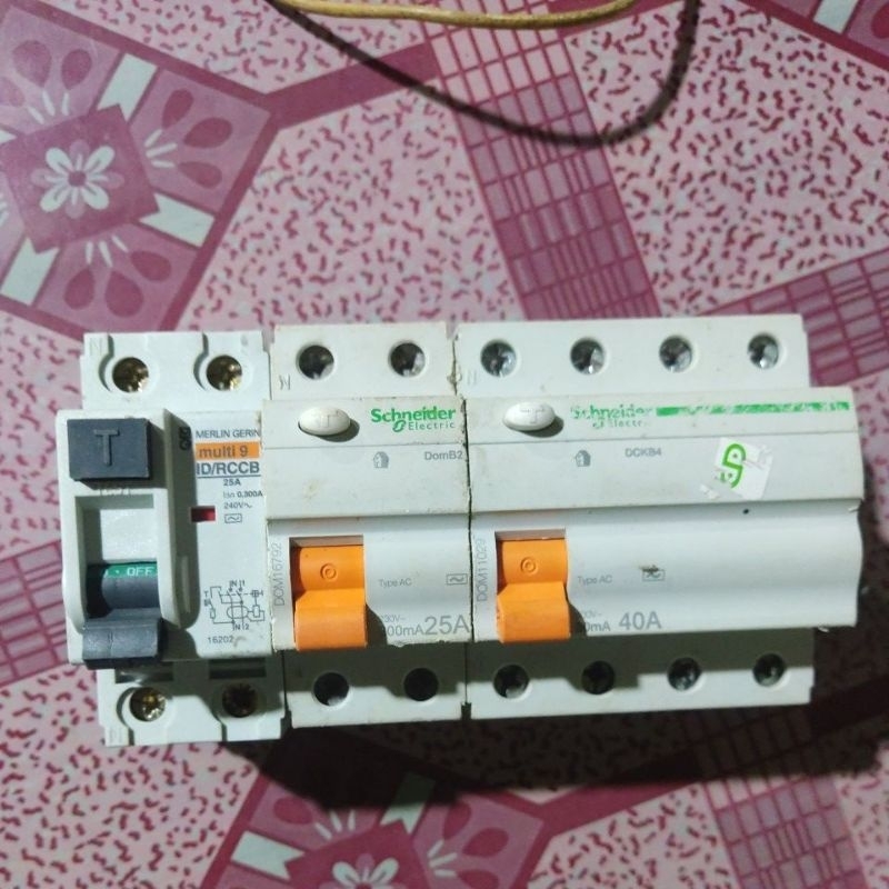 ELCB SCHNEIDER 25A 1ph+N-----40A 3phase +N bekas copotan