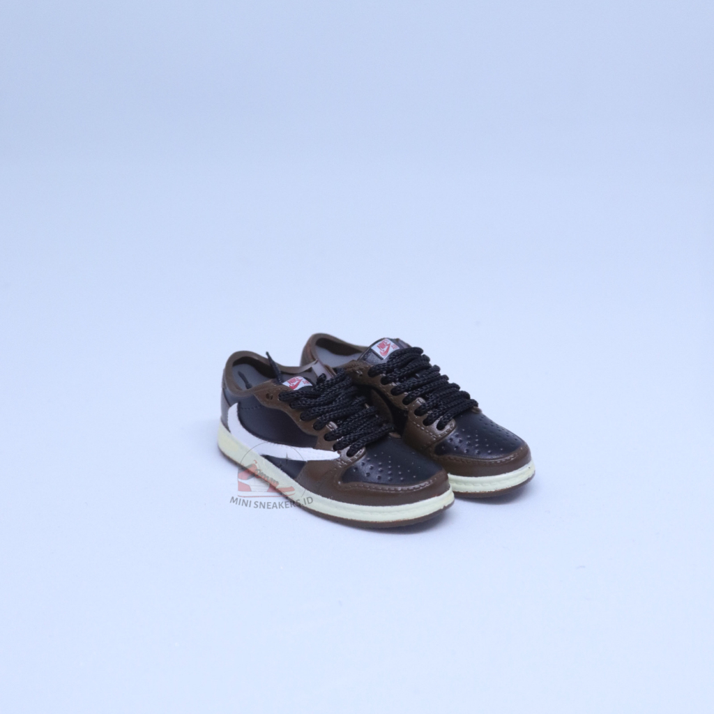 SNEAKER KEYCHAIN 3D AJ1 LOW X TRAVIS SCOTT MOCHA BLACK ROPE. GANTUNGAN
