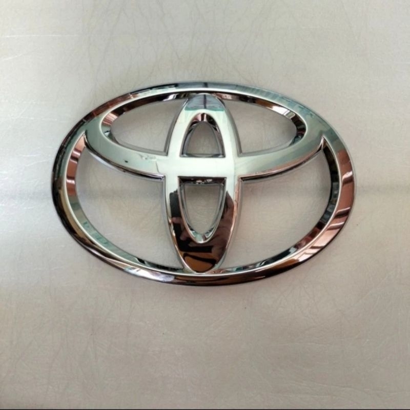 Logo bagian depan toyota yaris