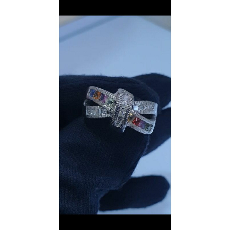 cincin emas berlian kotak dan batu sapphire rainbow