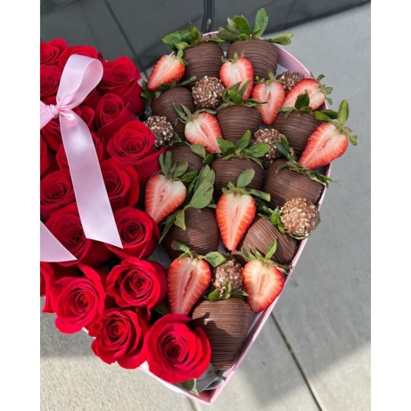 

Buket Coklat Stroberry dan Mawar Fresh / Kado Ulang Tahun / Gift Chocolate Box Love / Bouquet Chocolate Ready Batam / Buket Stroberry Chocolate Vancy Cakes